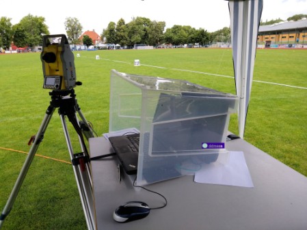 Weitenmessung DDMESS Tachymeter und Notebook beim Speerwurf